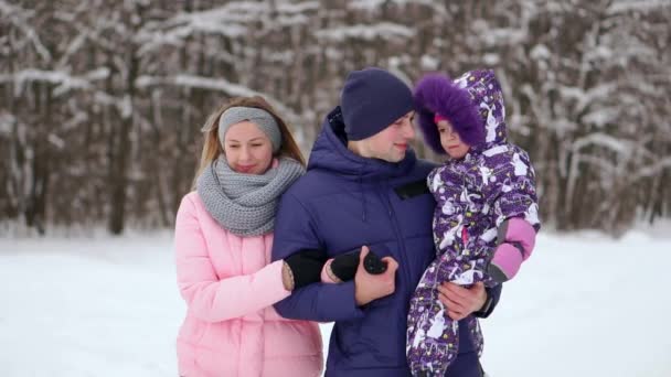 家庭花时间在一起在冬天 — 图库视频影像