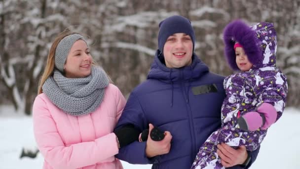 愛、関係、季節、友情、人コンセプト - 笑顔の男性と女性の冬の森の雪と遊ぶと楽しいのグループ — ストック動画