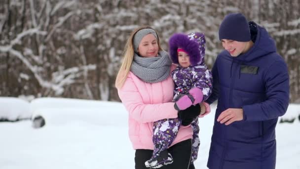 Familie verbringt Zeit gemeinsam im Winter — Stockvideo