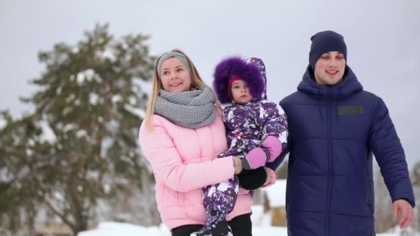 Familjen tillbringar tid tillsammans på vintern — Stockvideo