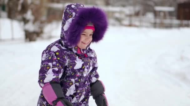 Criança Alegre Brincando Primeira Neve Inverno Menino Ano Velho Terno — Vídeo de Stock