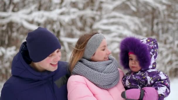 Familie besteedt tijd samen in de winter — Stockvideo