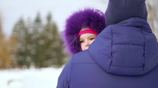 Pai carregando filha nos ombros durante a caminhada no campo — Vídeo de Stock