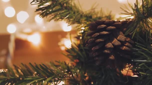 Noel ve yeni yıl dekorasyon. Soyut Bokeh tatil arka plan bulanık. Garland yanıp sönüyor. Pırıltı Noel ağacı ışıkları. — Stok video