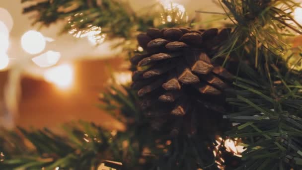 Main de femme décorant arbre de Noël avec des lumières de lueur de Noël .