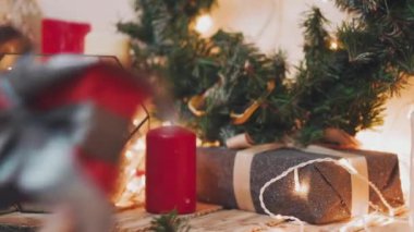 4 k el koyar sarılmış hediye kutusu Noel ağacının altında