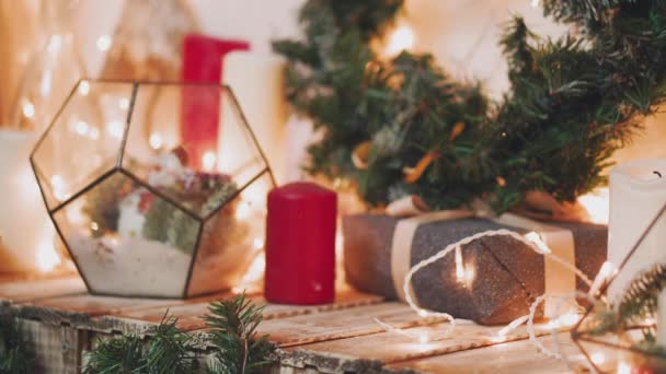 Nära upp skott av mens händer, som innehar vackert förpackade lådor med gåvor, personen kommer att sätta dem under trädet och ge det till vänner eller familj under firandet av det nya året — Stockvideo