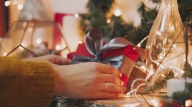 Noel ve yeni yıl dekore edilmiş hediye kutusu kadının ellerini tutun.