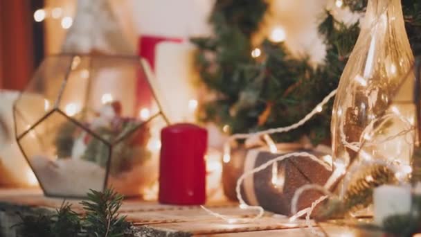 Caixas de presente alternadas coloridas de Natal e Ano Novo na mesa de madeira com espaço em branco no final vista superior, stop motion — Vídeo de Stock