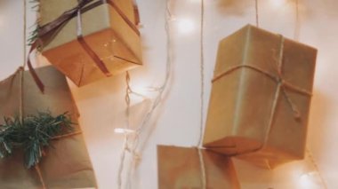 Çorap ve Noel süslemeleri ile şömine yakın çekim