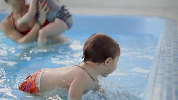 Gelukkig Middelbare Leeftijd Moeder Met Schattige Schattige Baby Het Zwembad — Stockvideo