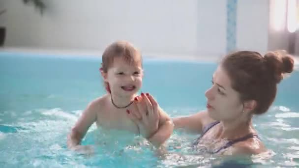 Söt baby pojke njuter med sin mor i poolen. — Stockvideo