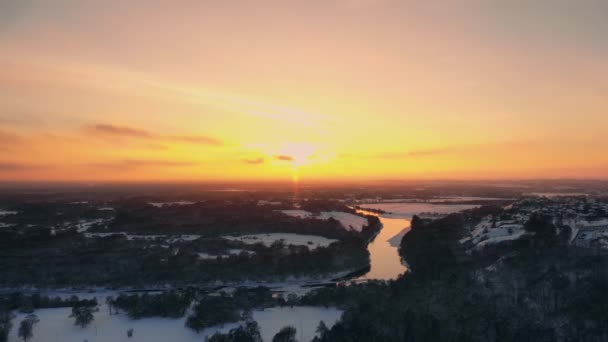 La vue aérienne de la forêt hivernale enneigée au coucher du soleil le soir de Noël . — Video