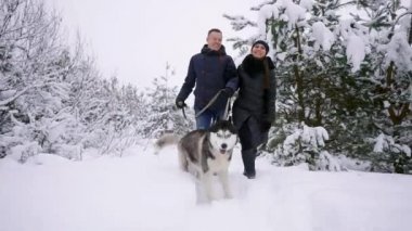 Erkek ve kadın kış ormandaki Siberian dış yapraklar ile yürüme.