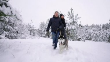 Stil genç çift kış Park lake ile onların arkadaş husky köpek yakınındaki birbirlerine sarılma ve gülümseyen parlak bir gün eğlenmek