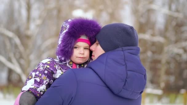 Padre che porta la figlia sulle spalle durante la passeggiata di campagna — Video Stock