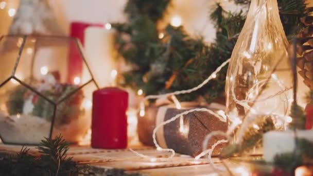 Крупным планом снимок руки человека, который держит в руках упакованные коробки с подарками, человек положит их под елку и подарит друзьям или родственникам во время празднования Нового года — стоковое видео