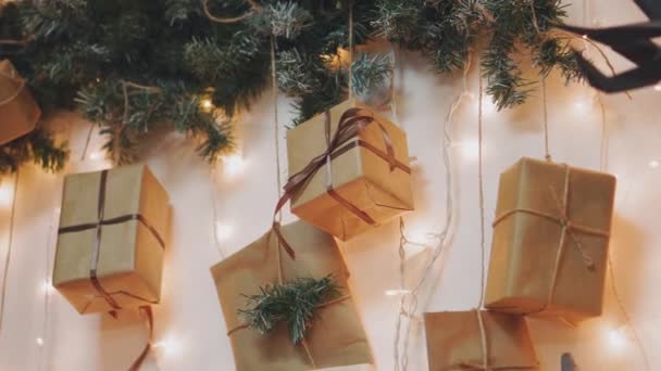 靴下やクリスマスの装飾が付いている暖炉のクローズ アップ — ストック動画