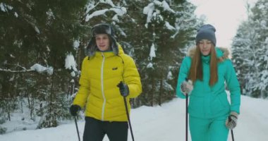 Sevgi dolu bir çift ormanda Sevgililer günü arifesinde Kayak yavaş çekim