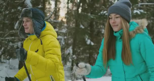Ett gift par är skidåkning i skogen öva en hälsosam livsstil. Slow motion — Stockvideo