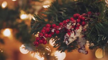 El kadın dekorasyon Noel ağacı Noel ile parlayan ışıklar.