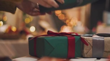 4 k el koyar sarılmış hediye kutusu Noel ağacının altında