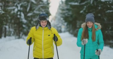 Sarı Ceket ve ormanda ağır çekimde kayak kış mavi tulum bir kadında erkekte