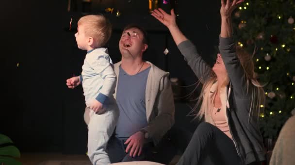 Lyckliga Föräldrar Med Sin Son Spela Sitter Sängen Pyjamas Vid — Stockvideo