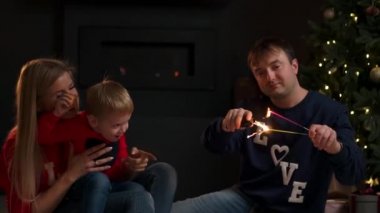 Genç aile ile Noel zaman evde maytap.