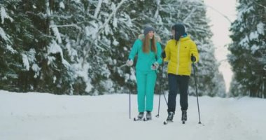 Sevgi dolu bir çift ormanda Sevgililer günü arifesinde Kayak yavaş çekim
