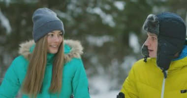 Seven erkek ve kadın ormanda Kayak kışın ağır çekimde. Sevgililer günü