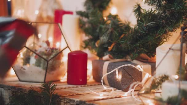 Las Manos Las Mujeres Sostienen Navidad Caja Regalo Decorada Año — Vídeos de Stock