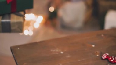 mens atış kadar güzel paketlenmiş hediyeler kutularıyla tutan eller, yakın, kişi onları ağacın altına koymak ve vermek o arkadaşlarınız veya aileniz için yeni yıl kutlamaları sırasında