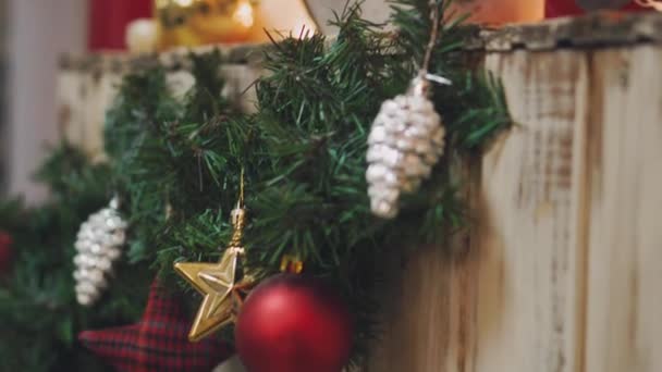 Hand einer Frau schmückt Weihnachtsbaum mit Weihnachtsbeleuchtung. — Stockvideo