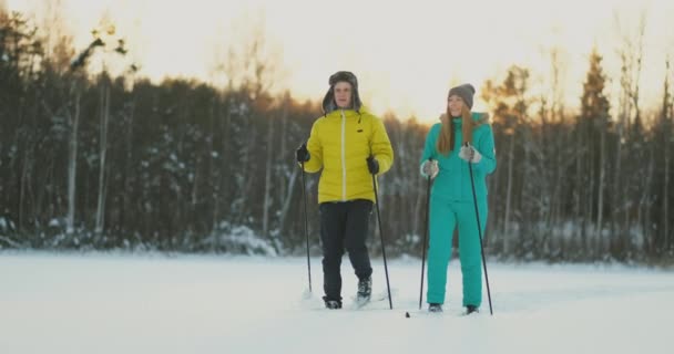 Kochający Mężczyzna Kobieta Jazda Nartach Lesie Zimą Robi Zdrowy Tryb — Wideo stockowe