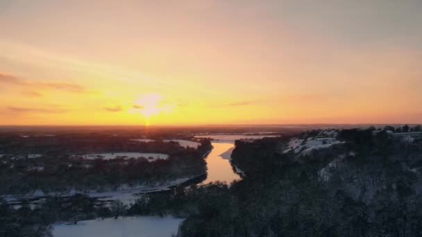 La Vista aérea del bosque invernal cubierto de nieve en la puesta del sol del tiempo en Nochebuena . — Vídeos de Stock