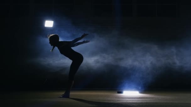 Fille gymnaste effectue un saut périlleux sur un tapis de gym au ralenti . — Video