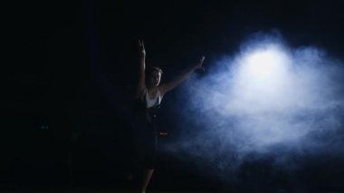 jimnastik kadın jimnastikçi asimetrik paralel olarak performans