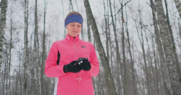 Mladá Dívka Ráno Jog Drží Svých Rukou Smartphone Vybere Hudební — Stock video