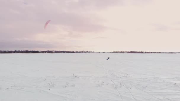 Man ski op de sneeuw kite houdt een actiecamera en maakt een foto van Selfie. — Stockvideo