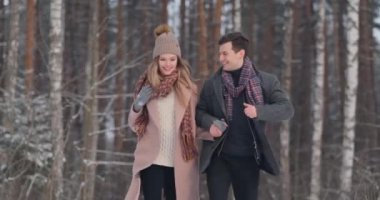 mutlu genç çift winter Park açık havada fun.family sahip. aşk