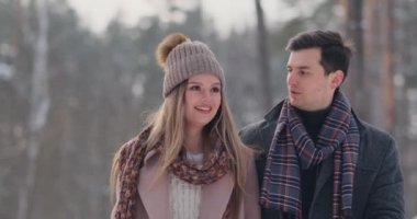 Mutlu çift oynamaya kış oyun dışında zevk güneş ışığı ve sıcak kış hava dağlarda olduğunu. Güçlü çocuk onun omuzlarında taşıyan kız ve onu fırtınası