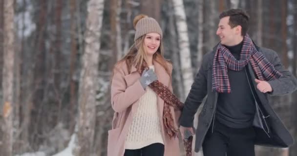 Glückliches junges Paar im Winterpark mit Spaß.Familie im Freien. Liebe — Stockvideo