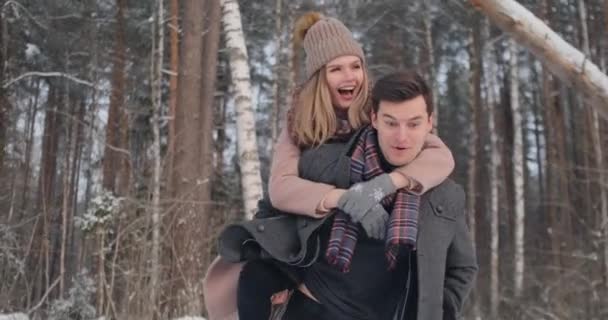 Młoda para piękny biorąc zabawy i uśmiecha się na zewnątrz w mroźną zimę — Wideo stockowe
