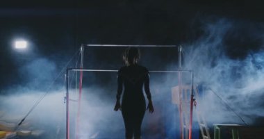 jimnastik kadın jimnastikçi asimetrik paralel olarak performans.