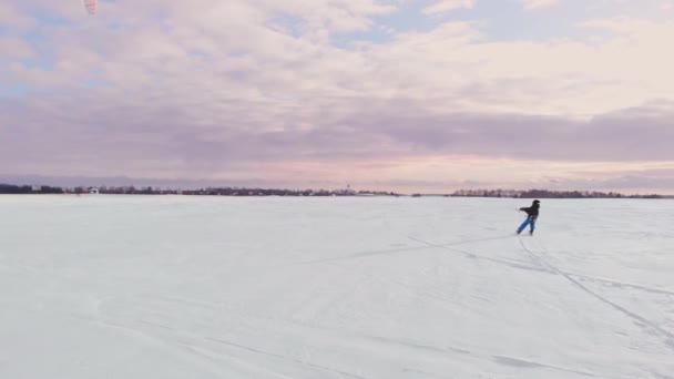 스포츠 복장에서 남자 선수 kiting 아름 다운 겨울 풍경에 눈을 하. — 비디오