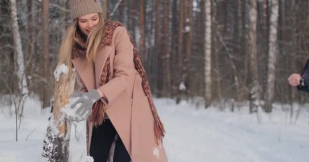 Молодая пара играет на свежем воздухе. Зимний сезон . — стоковое видео