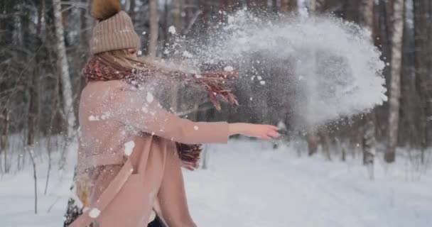 Gelukkige paar is spelen Winter spel buiten genieten van zonlicht en warme winterweer in de bergen. Strong Boy is uitvoering vriendin op zijn schouders en wervelingen haar — Stockvideo