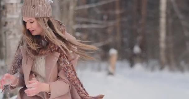Mladý pár hrát venku. zimní sezóna. — Stock video
