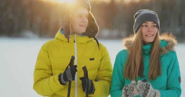 Amar al hombre y la mujer esquiando en el bosque de invierno haciendo actividades al aire libre que llevan un estilo de vida saludable. cámara lenta — Vídeos de Stock